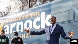 Le révérend Raphael Warnock, candidat sénatorial de Géorgie, s'adresse à ses partisans lors d'un événement de prospection le 5 janvier 2021 à Marietta, en Géorgie.