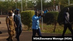 Le ministre de la sécurité du Burkina Faso, Simon Compaore, au centre, visite le site d'une attaque contre un poste de police dans le village d'Intagom, 1er juin 2016.
