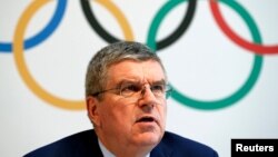 Le président du comité international olympic (CIO) Thomas Bach tient une confénce de presse après le sommet olympic sur le dopage à Lausanne, Suisse, le 21 juin 2016. 