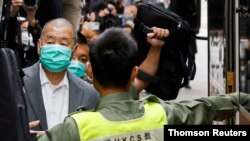 蘋果日報的創辦人、香港傳媒大亨黎智英（Jimmy Lai）離開終審法院。