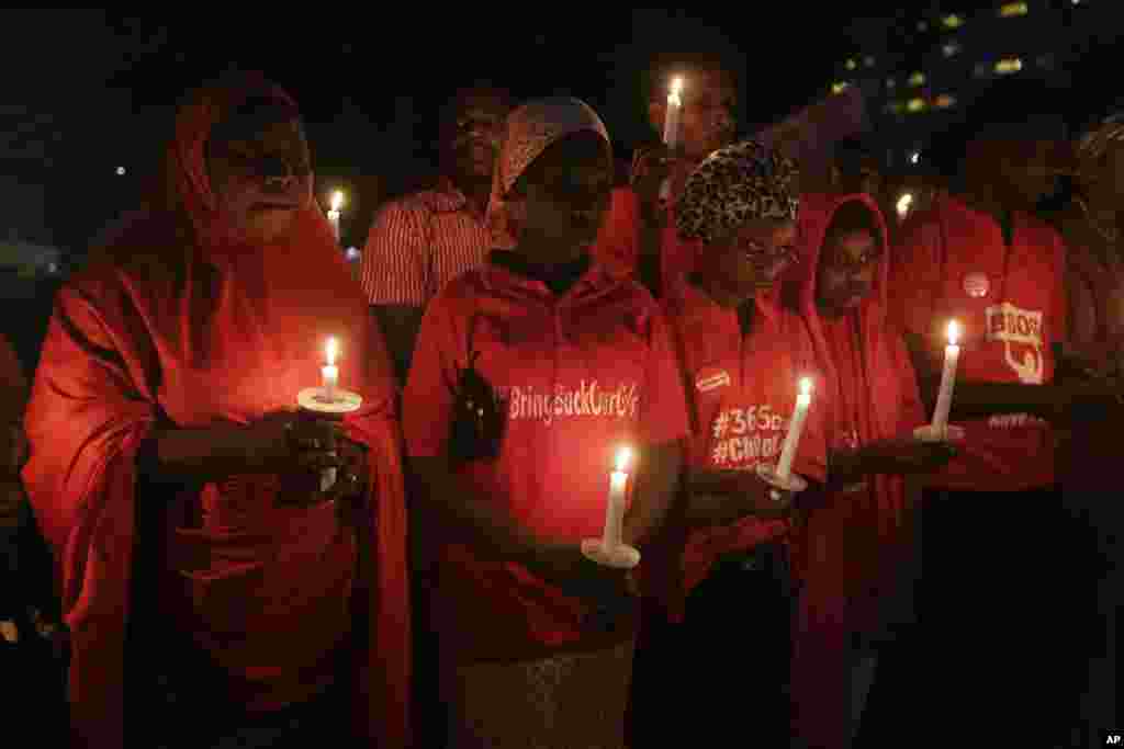 Des gens paticipent dans une veillée pour marquer le premier anniversaire de l&#39;enlèvement de jeunes filles Nigeria, le 14 avril 2015.