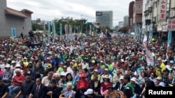 台灣民眾在台北參加“全民公投反併吞”大遊行，抗議中國對台灣的打壓。（2018年10月20日）