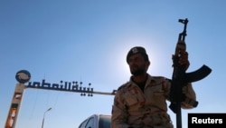 Un membre des forces libyennes fidèles au maréchal Khalifa Haftar garde le terminal pétrolier de Zueitina, à l'ouest de Benghazi, en Libye, le 14 septembre 2016.