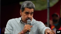 Presiden Venezuela Nicolas Maduro menyapa para pendukungnya yang berkumpul di istana kepresidenan di Caracas, pada 28 Agustus 2024. (Foto: AP/Ariana Cubillos)