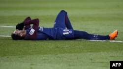 Neymar, blessé, se tord de douleurs lors d’un match contre l’OM au Parc des Princes, Paris, le 25 février 2018.