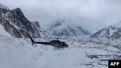 Helikopter milik tentara Pakistan terbang di atas markas mereka di Gunung K2, gunung tertinggi kedua di dunia, di wilayah Gilgit-Baltistan, Pakistan utara, 16 Januari 2021. (Foto: Seven Summit Treks / AFP)