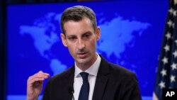 Le porte-parole du Département d'État, Ned Price, s'exprime lors d'un point de presse au Département d'État à Washington, le mardi 2 février 2021. (Nicholas Kamm/Pool via AP)