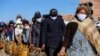 Las personas hacen fila para llenar sus balones de gas en El Alto, Bolivia, debido a una escasez del producto provocada por obreros del sector energético que dejaron de trabajar tras contraer COVID-19.