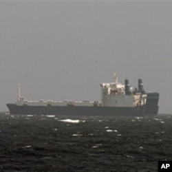 Le M/V Fina au large de la Somalie, près de Hobyo, lors du paiment de la rançon