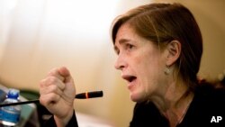 L'ambassadrice Samantha lors d’un voyage à N'Djamena, au Tchad, le 20 avril 2016. 