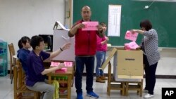 台湾选民1月11日手举选票(美联社2020年1月11日)