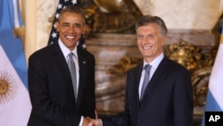 Barack Obama avec Mauricio Macri a Buenos Aires, Argentine, le 23 Mars, 2016 (David Fernandez/Pool Photo via AP)