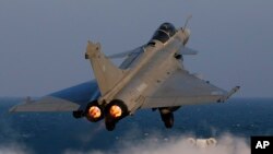 一架法國陣風戰機在戴高樂航母上彈射起飛。(資料圖片)