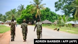 Des soldats de l'armée mozambicaine patrouillent dans les rues de Mocimboa da Praia, au Mozambique, le 7 mars 2018. (Photo by ADRIEN BARBIER / AFP)