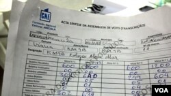 Acta síntese de uma secção de voto no município de Viana, em Luanda (VOA/Coque Mukuta)