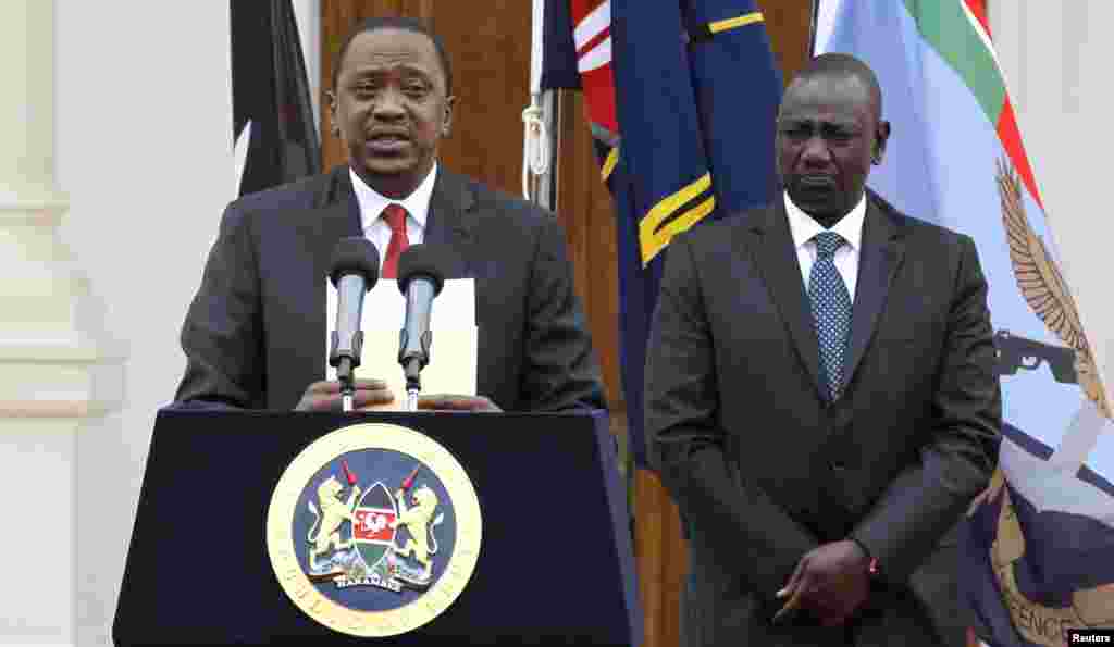 Le président kenyan Uhuru Kenyatta, à gauche, avec le vice-président William Ruto, lors d&#39;une conférence de press à la Maison Blanche, à Nairobi, Kenya, le 2 décembre 2014.