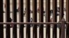 Para migran menunggu di sepanjang tembok perbatasan untuk menyerahkan diri kepada petugas patroli Dinas Bea Cukai dan Perlindungan Perbatasan AS (CBP) di El Paso, Texas, 11 Mei 2023. (Foto: Patrick T. Fallon/AFP)