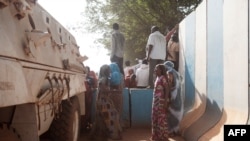 Les habitants du quartier PK5 manifestent devant le siège de la MINUSCA, la mission de maintien de la paix des Nations Unies en République centrafricaine, à Bangui, le 11 avril 2018.