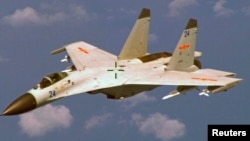 中國殲-11戰機在海南島以東上空抵近美國海軍偵察機飛行（2014年資料圖片）
