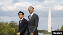 2015年4月27日，美國總統奧巴馬和來訪的日本首相安倍晉三參觀華盛頓林肯紀念堂，背景是華盛頓紀念碑。