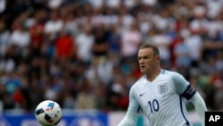 Wayne Rooney lors de l'Euro 2016 lors d'un match Angleterre - Pays de Gales au stade Bollaert de Lens, le mardi 16 juin 2016.