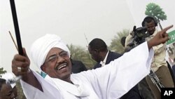 Omar el-Béchir, à Khartoum, le 1er mai 2010.