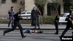 Policiers israéliens autour du corps d'un agresseur présumé palestinien à Pisgat Zeev, une colonie israélienne 12 octobre 2015. (Reuters /Ammar Awad)