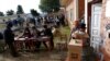 Bolivianos votan en las elecciones regionales en Sica Sica el 11 de abril de 2021.
