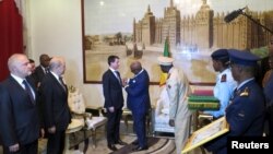Le président malien IBK décore le Premier ministre français Manuel Valls, le 18 février à Bamako. (REUTERS/Adama Diarra)