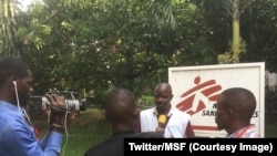 Des journalistes interviewent Jean Liyolongo de l’équipe des Médecins sans Frontières sur la stratégie de la lutte contre le choléra menée en soutien au ministère de la santé à Kinshasa et sur l’ensemble du territoire national, RDC, 9 janvier 2018. (Twitter/MSF) 