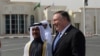 Le secrétaire d'Etat américain aux Mike Pompeo, salué par le chef de la diplomatie du Qatar, Ahmed bin Hassan Al Hammadi, à son arrivée à l'aéroport international de Doha, dans la capitale qatari, à Doha, le dimanche 13 janvier 2019. (Andrew Caballero -Reynolds / Photo de la pisc