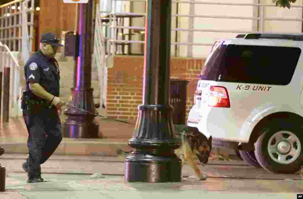 Des agents de l&rsquo;ordre recherchent des explosifs après une fusillade au centre-ville de Dallas, 8 juillet 2016. (AP Photo / LM Otero)