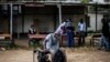 Un agent de la Commission électorale du Malawi assis sur un groupe électrogène, à Blantyre, 20 mai 2014.