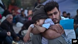 Des refugiées syriens arrivés de Turquie sur l’ile grecque de Lesbos après une traversée en canot, octobre 2015 