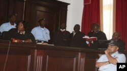 Comissário Joaquim Ribeiro (à direita) numa foto de arquivo no Tribunal de Luanda