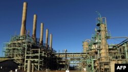 Vue d'une raffinerie de pétrole dans la ville de Ras Lanuf, dans le nord de la Libye, le 11 janvier 2017. 