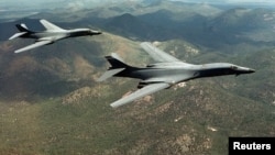 Dos bombarderos B-1B Lancers volaron desde Guam para realizar ejercicios de entrenamiento con las fuerzas aéreas de Corea del Sur y Japón.