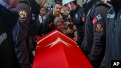 2024年10月24日哈桑·侯賽因·坎巴茲(Hasan Huseyin Canbaz) 的親屬在安卡拉卡爾西亞卡清真寺舉行的葬禮上哀悼,他在星期三於土耳其航空航天和國防公司TUSAS遭到庫爾德工人黨成員的攻擊身亡。