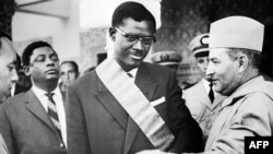 Le roi du Maroc, Mohamed V, remet le Grand Cordon de l'Ordre du Trône au Premier Ministre du Congo Patrice Lumumba durant sa visite officielle au Maroc, le 08 août 1960. 