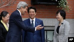 克里(左二)在波士頓家門前歡迎安倍(中)訪問美國