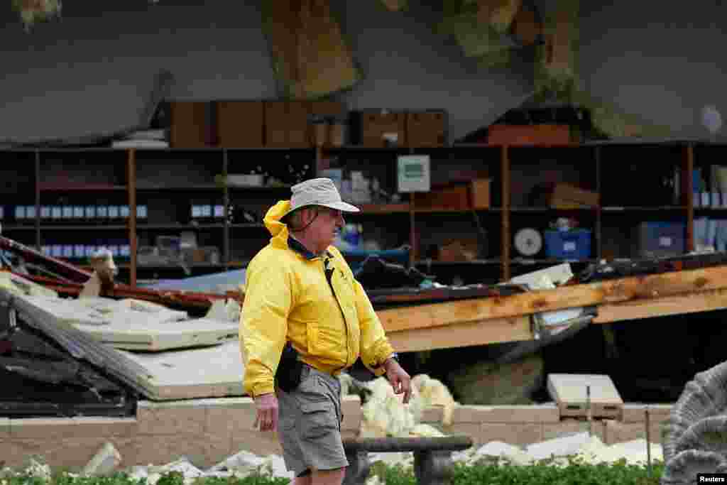 Un homme évalue les dégâts sur le bâtiment de la première église baptiste à Rockport, Texas, 26 août 2017. &nbsp;