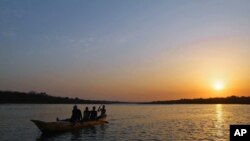 Piroga ao pôr do sol