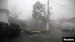 Des débris et des rues inondés après le passage de l'ouragan Maria à Guayama, Porto Rico, le 20 septembre 2017.