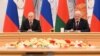 ရုရှားသမ္မတ Vladimir Putin (ဝဲ)နဲ့ ဘဲလားရု-စ်သမ္မတ Alexander Lukashenko တို့ ဘဲလားရုစ်နိုင်ငံ၊ Minsk မြို့မှာတွေ့ဆုံစဉ်။ (ဒီဇင်ဘာ ၁၉ ၊ ၂၀၂၂)
