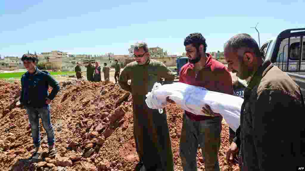 Les Syriens enterrent les corps des victimes de l&#39;attaque présumée chimique à Khan Sheikhun, le 5 avril 2017.