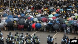 香港反修例示威者2019年6月12日与防暴警察对峙