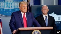 Le président Donald Trump, à côté du du vice-président Mike Pence, prend la parole dans la salle de briefing Brady à la Maison Blanche, le mardi 24 novembre 2020, à Washington. (Photo AP / Susan Walsh)