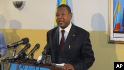 M. Lambert Mende lors d'un point de presse à Kinshasa