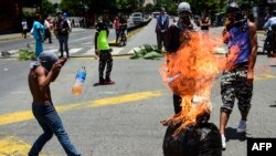 Manifestantes anti-governo de Maduro protestam em Caracas, Venezuela, Ago. 8, 2017.