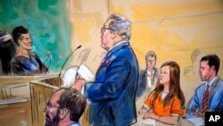 Cette esquisse du procès représente Maria Butina, en costume orange, une militante des droits des armes à feu âgée de 29 ans soupçonnée d'être un agent secret russe, avec son avocat Robert Driscoll, debout, devant la juge Deborah Robinson, lors d’une audience à la cour fédérale à Washington, 18 juillet 2018.